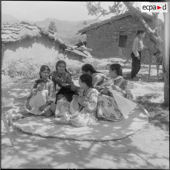 Matinée de couture au cercle féminin d'Hennia.