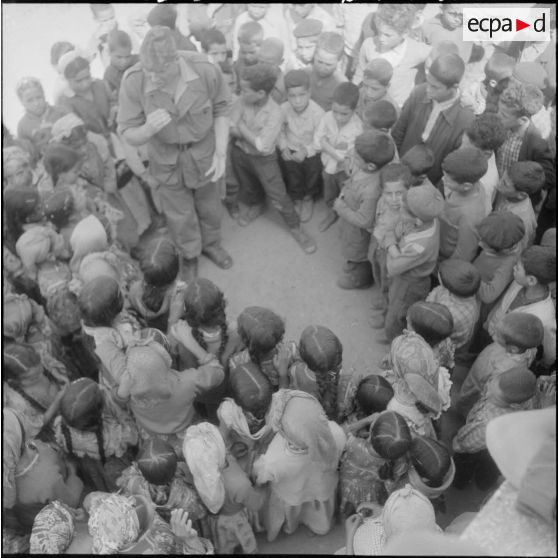 Un lieutenant, faisant chanter les enfants d'Hennia.