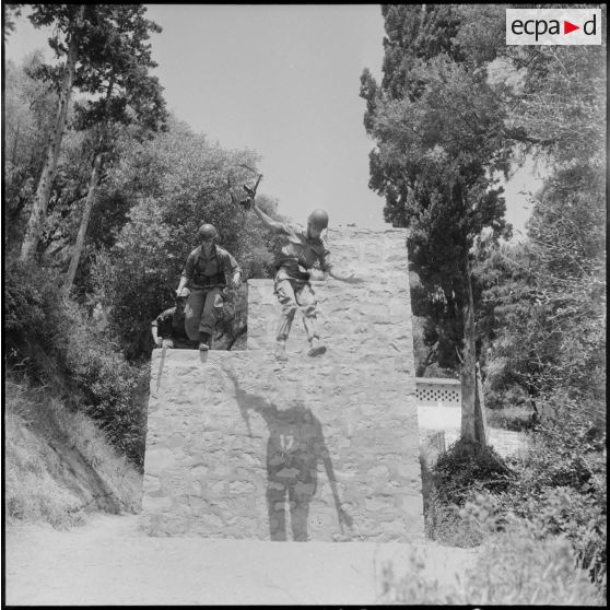 Les élèves, sous-officiers, exercent une activité du centre de formation.