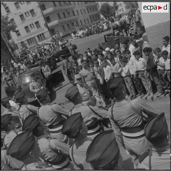 Le général Gambiez et le colonel Sobra passent en revue le détachement rendant les honneurs.