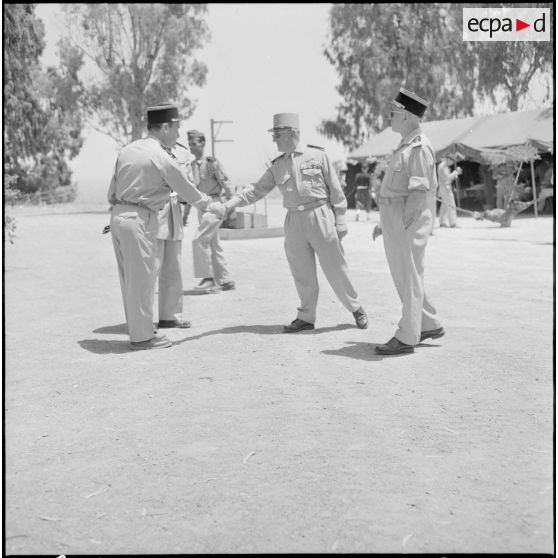 Les autorités militaires se saluent, au stade des Tagarins.