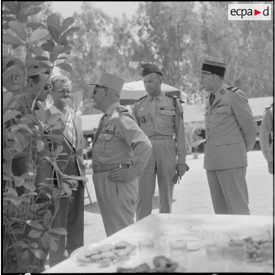 Diverses personnalités au cours de la cérémonie.