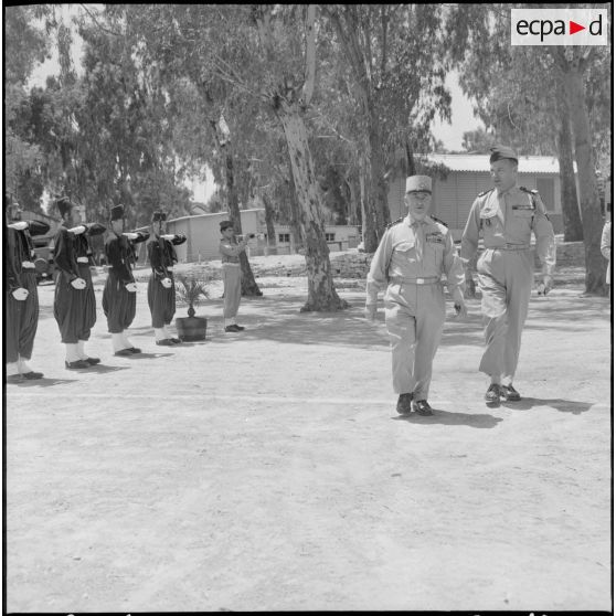 Le général Gambiez passe en revue un détachement du 9e zouave au stade des Tagarins.
