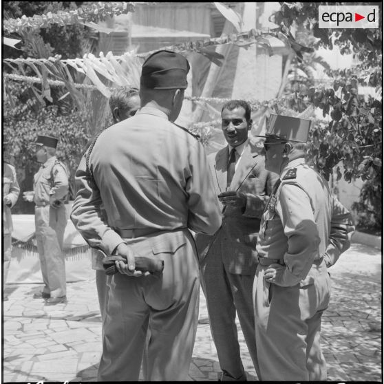Le général Gambiez, le député d'Alger Kaouah et le colonel Sobra discutent entre eux.