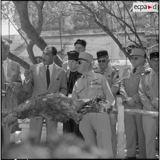 Diverses personnalités, au cours de la cérémonie traditionnelle du méchoui.