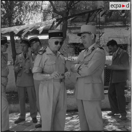 Discussion entre les officiers.