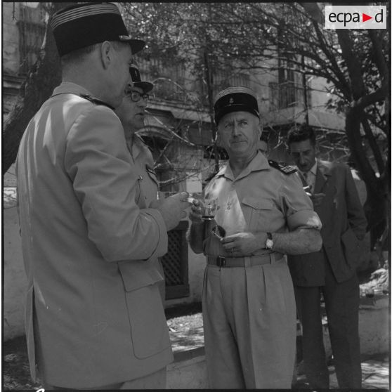 Diverses personnalités, au cours de la cérémonie traditionnelle du méchoui.