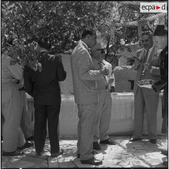 Diverses personnalités, mangeant le méchoui préparé par la 4e compagnie du 9e zouave.