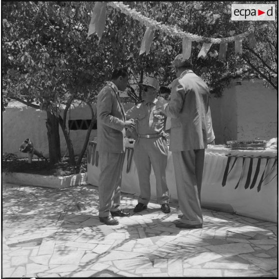 Le général Gambiez s'entretient avec le député Kaouah et Monsieur Lamerie, maire du 2e arrondissement d'Alger.