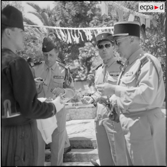 Diverses personnalités, mangeant le méchoui préparé par la 4e compagnie du 9e zouave.