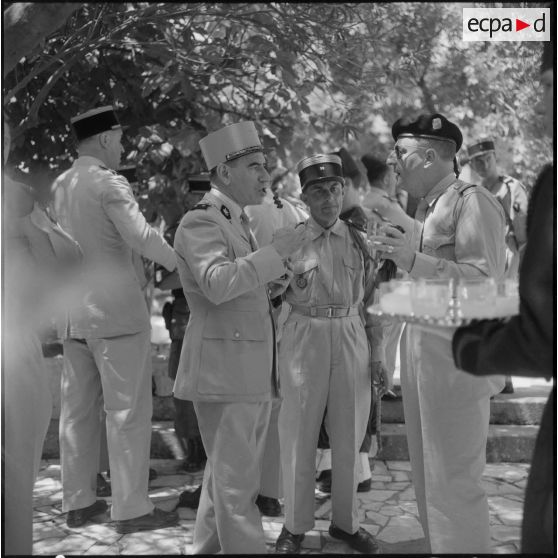 Diverses personnalités, mangeant le méchoui préparé par la 4e compagnie du 9e zouave.