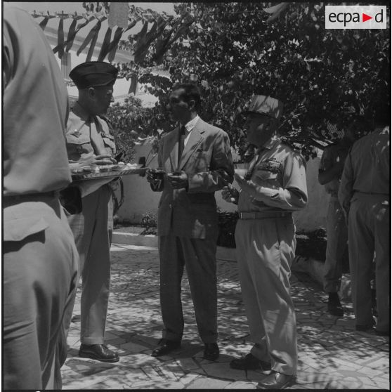 Le général Gambiez, le député d'Alger Kaouah et le colonel Sobra discutent entre eux.