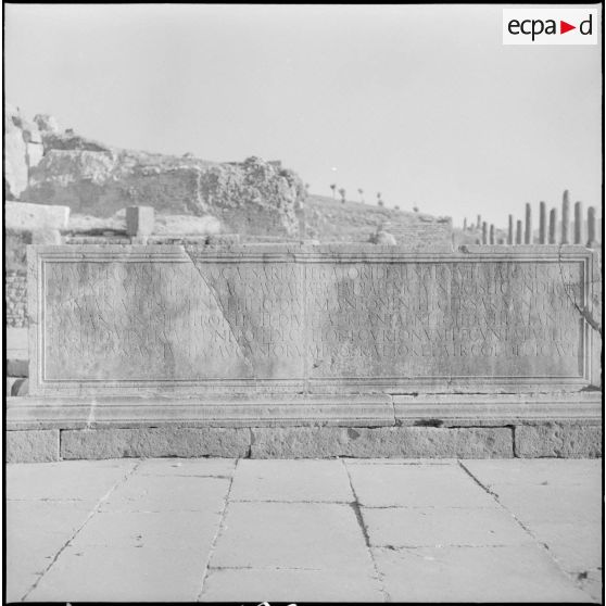 Inscription sur une dalle.