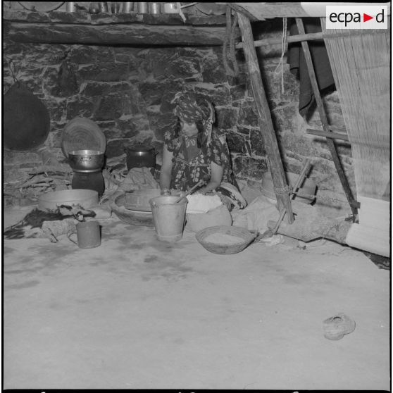 Une femme, faisant du couscous.