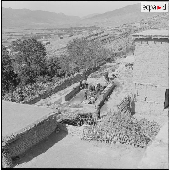 Vue du lavoir avec des terrasses au premier plan.