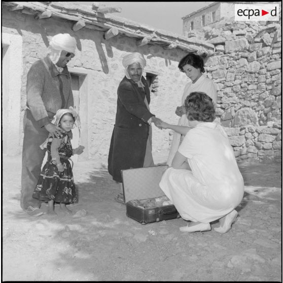 L'équipe médico-sociale itinérante (EMSI), à l'intérieur d'une maison.