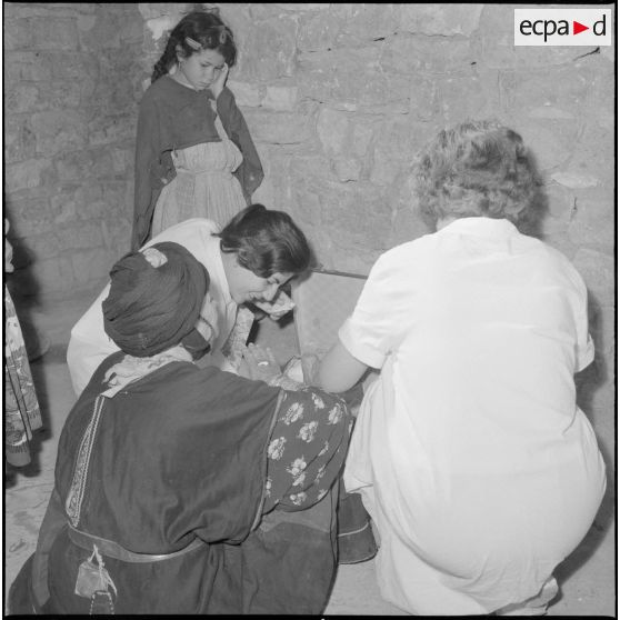 L'équipe médico-sociale itinérante (EMSI), soignant une femme.