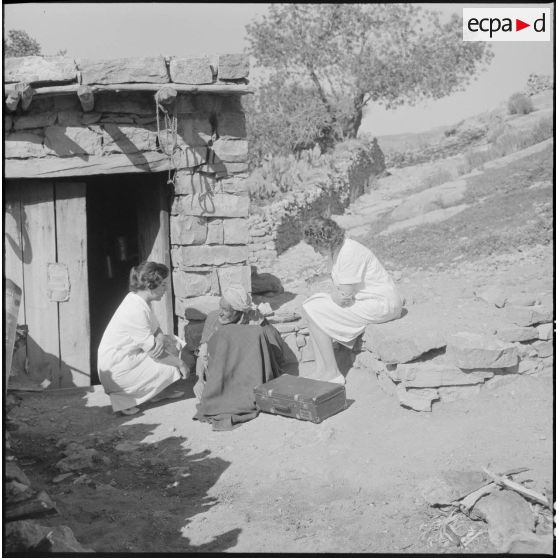 L'équipe médico-sociale itinérante (EMSI), discutant avec une personne âgée.