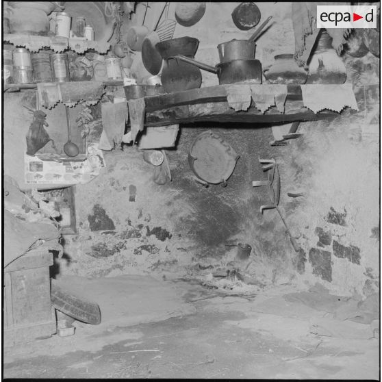 Une cheminée, à l'intérieur d'une maison (chaouis).