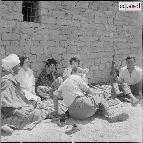 Invitation au café chez un commando de chasse.