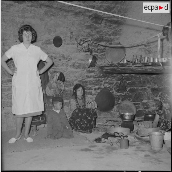 Un membre de l'équipe médico-sociale itinérante (EMSI), à l'intérieur d'une maison.