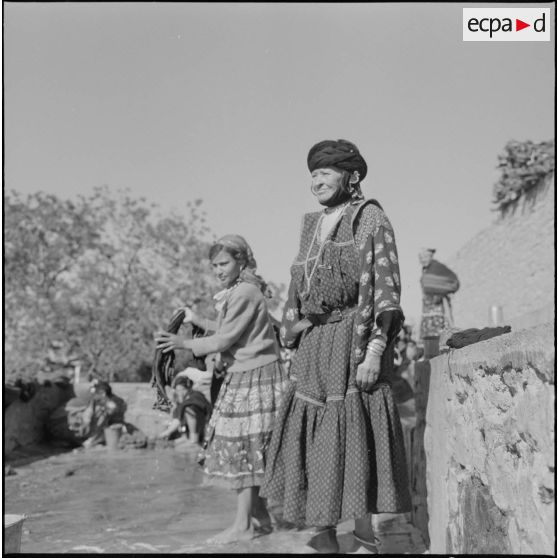La cheffe du village au lavoir.