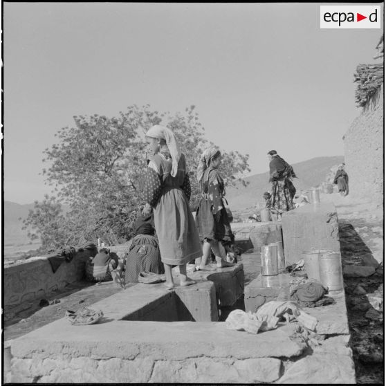 Les chaouis, lavant le linge.