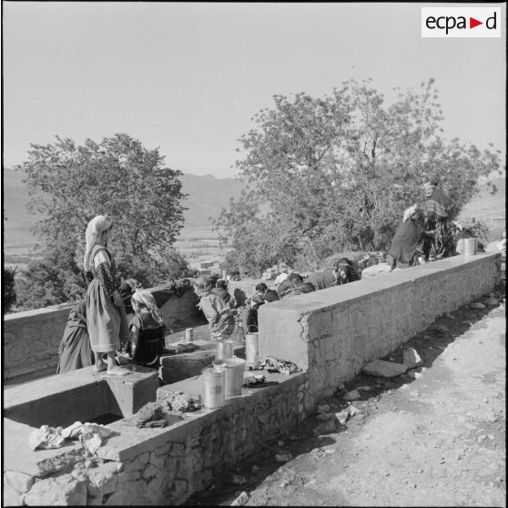 Les femmes, lavant le linge au lavoir.