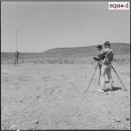 Les géomètres, traçant l'itinéraire de la future voie ferrée.