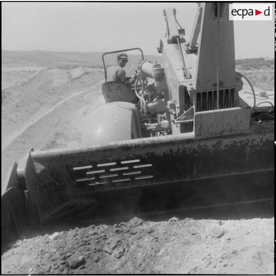 Un ouvrier, au travail.