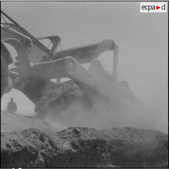 Les ouvriers, travaillant sur le chantier.