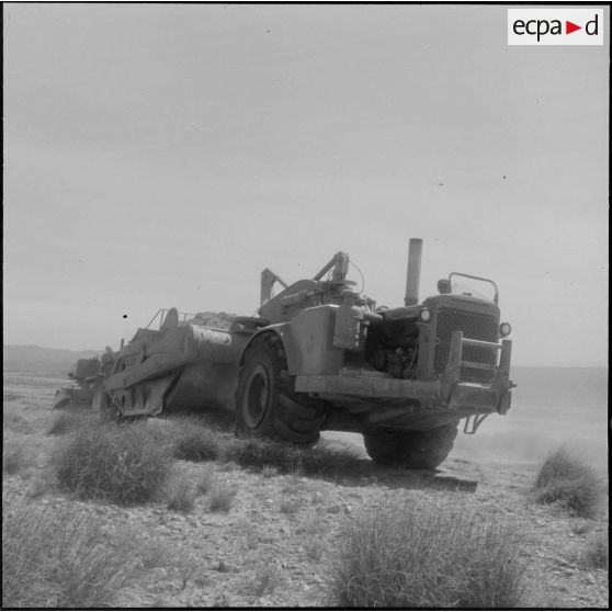 Les ouvriers, travaillant sur le chantier.