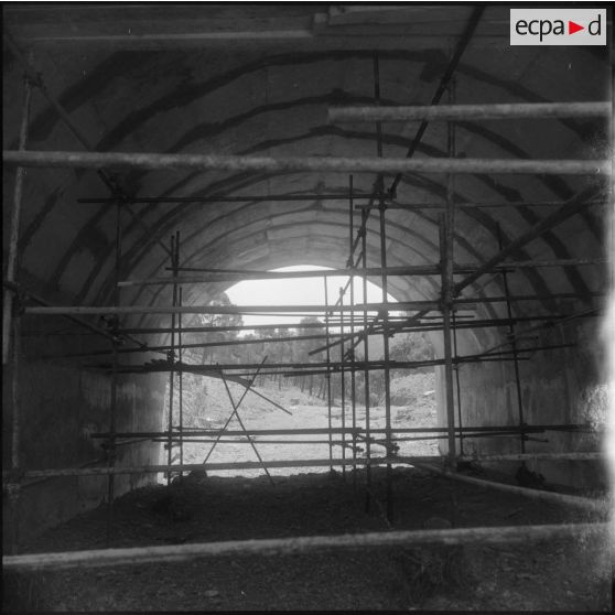 Le tunnel d'un pont.