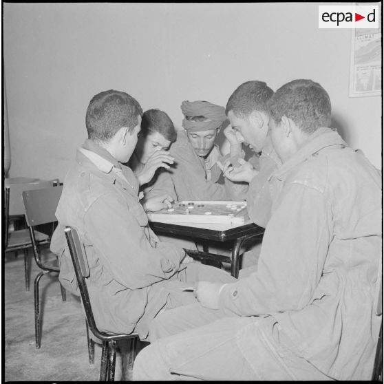 La partie du jeu de dames au foyer.