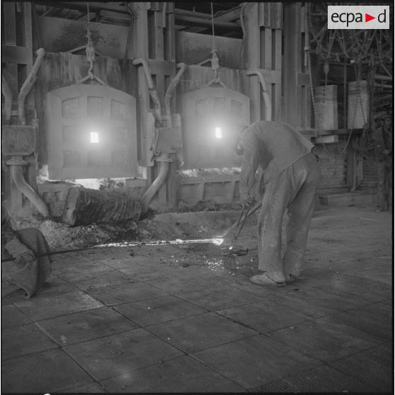 Prélèvement d'acier en fusion pour sa vérification.