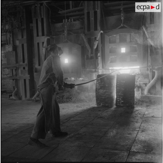 Prélèvement d'acier en fusion pour sa vérification.