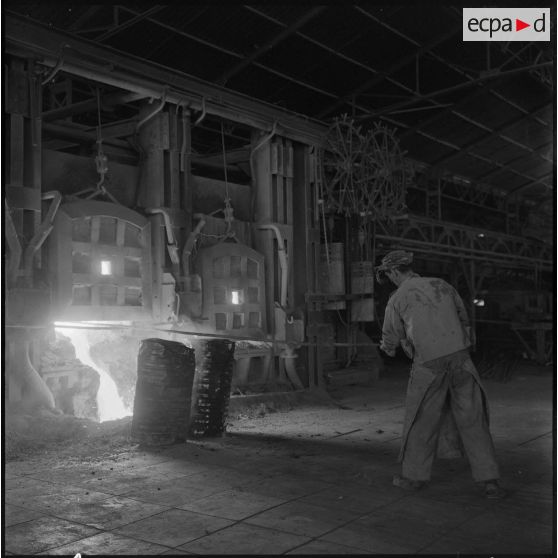 Prélèvement d'acier en cours de fusion et vérification.