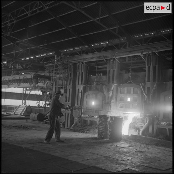 Prélèvement d'acier en fusion pour sa vérification.