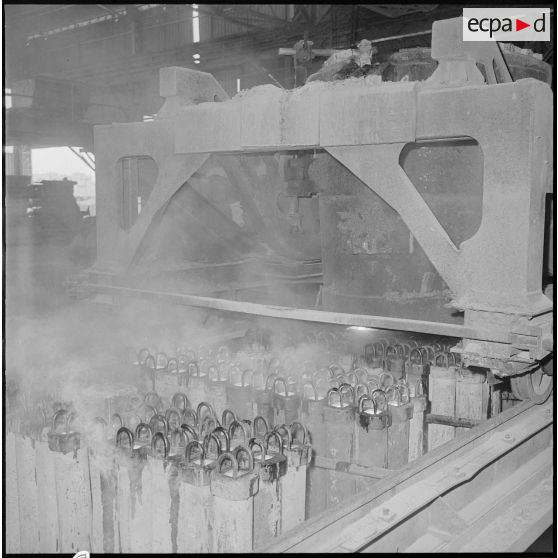 Coulage de l'acier dans les lingots.