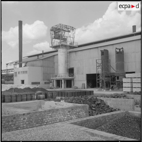 Vues extérieures des fours avec au premier plan le parcage des matières premières.