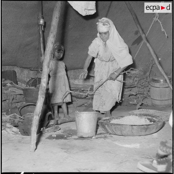 Une personne âgée prépare du fou.