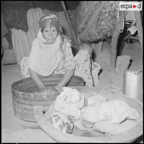 Portrait d'une femme, faisant la lessive.