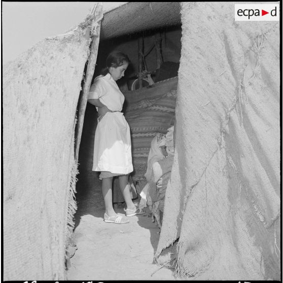 Un membre de l'équipe médico-sociale itinérante (E.M.S.I.) dans un douar d'El-Aouddj.