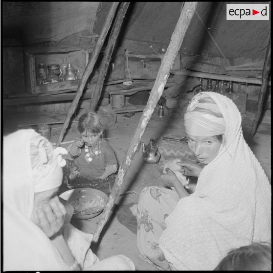 Un bébé qui est en train de se nourrir.