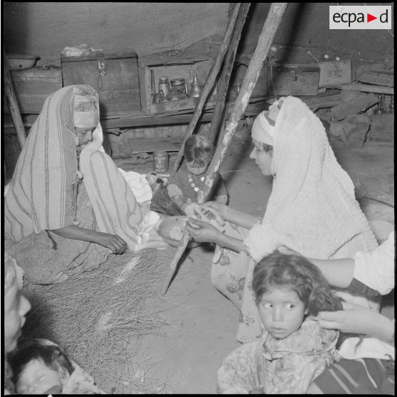 Préparation des herbes, pour la fabrication des toiles de tente.