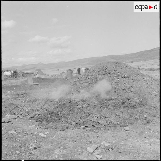 La fabrique du charbon de bois dans le douar.