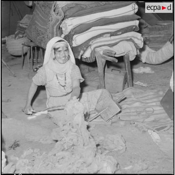 Le battage de la laine pour la fabrication des couvertures.