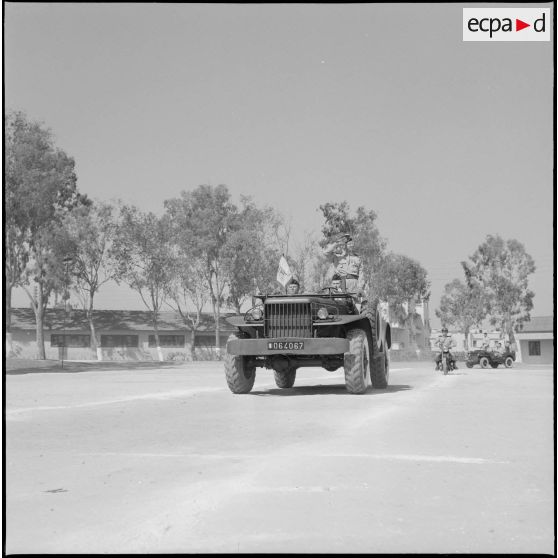 Porte-drapeau à bord d'un Dodge 4x4.<br>