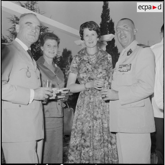 Le colonel, commandant Cherchell avec des amis.