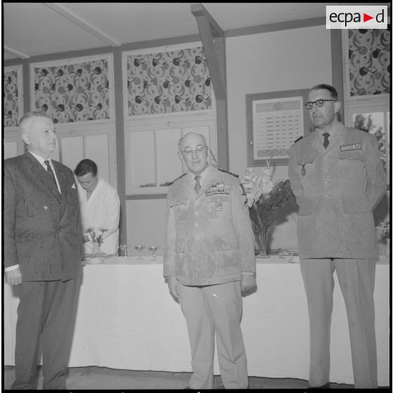 Le général Gambiez et le général Menard.